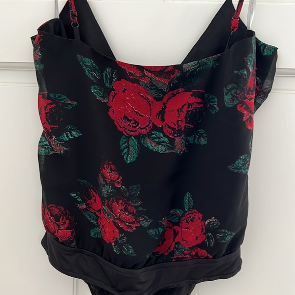 LOVERS + FRIENDS Bodysuit Strappy Splice V-Neck Front Black Red Rose Floral M - Picture 1 of 11